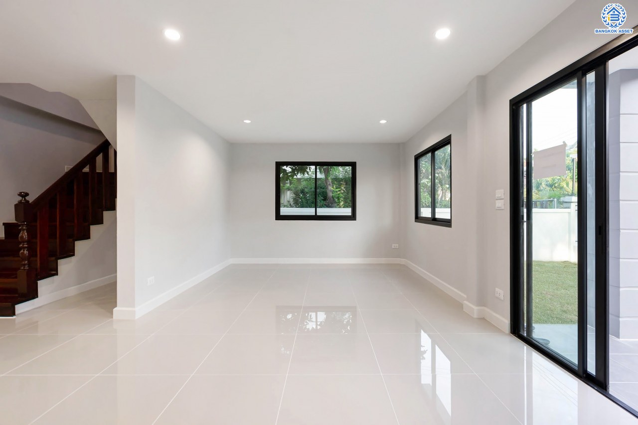 บ้านมือสองตกแต่งใหม่ โครงการ พลับพลาวิลล่า บรมราชชนนี หลังใหญ่พิเศษพร้อมอยู่ เนื้อที่ 57 ตร.ว. ดีไซน์สวย ฟังก์ชัน 4 ห้องนอน 3 ห้องน้ำ 2 ที่จอดรถ บนทำเลเดินทางสะดวก เชื่อมต่อหลายเส้นทาง ใกล้เซ็นทรัลปิ่นเกล้า จุดขึ้นทางด่วน "ศรีรัช" และเพียง 10 นาทีถึงMRT "สถานีไฟฉาย"